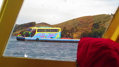 Passage de notre bus sur le lac Titicaca <a style="margin-left:10px; font-size:0.8em;" href="http://www.flickr.com/photos/83080376@N03/20759842428/" target="_blank">@flickr</a>