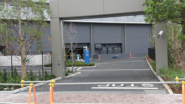 駐車場入口ゲートです。手前左側が平置き兼...