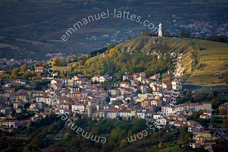 Vue du village de Monton (Veyre-Monton (63960), Puy-de-Dôme (63) Auvergne, France).