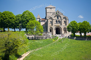 Eglise de Châtel-Montagne (03250) au début du printemps (Allier (03), France).