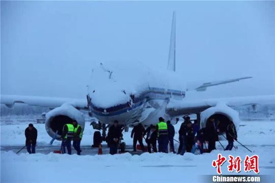 新疆南部迎来罕见大雪 阿克苏机场关闭航班延误