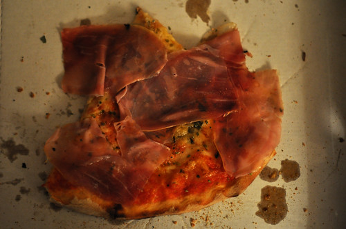 Pizza med gorgonzola og parmaskinke