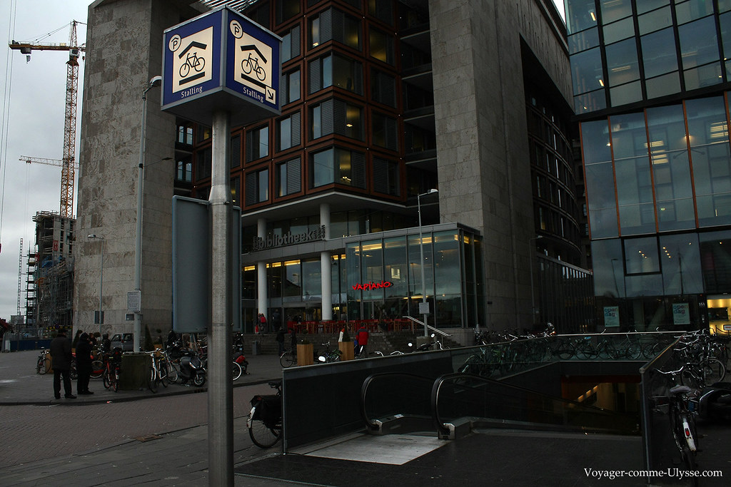 Un parking pour vélos, à l'Openbare Bibliotheek Amsterdam, la bibliothèque d'Amsterdam