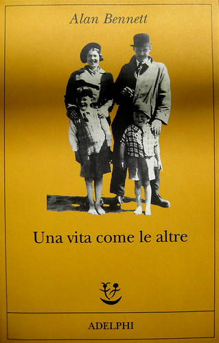 Alan Bennet, Una vita come le altre, Adelphi, 2010, [responsabilità grafica non indicata]; "In copertina: La famiglia Bennet al mare (1938)", cop. (part.), 1