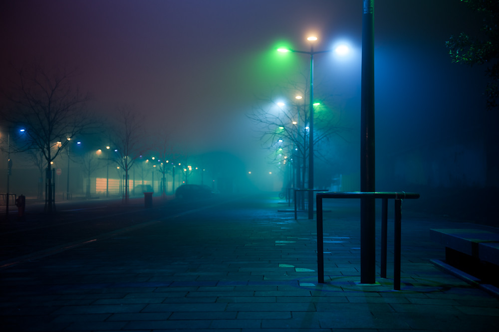 Ночь ставшая концом. Ночная улица с фонарями. Уличный фонарь ночью. Ночь улица фонарь. Темная улица с фонарями.