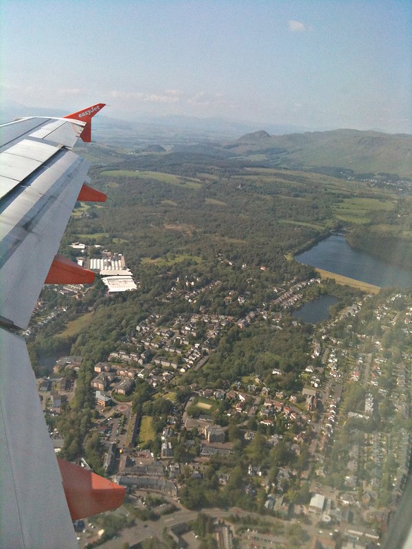 Approaching Glasgow airport<br/>© <a href="https://flickr.com/people/14886955@N03" target="_blank" rel="nofollow">14886955@N03</a> (<a href="https://flickr.com/photo.gne?id=5798146782" target="_blank" rel="nofollow">Flickr</a>)