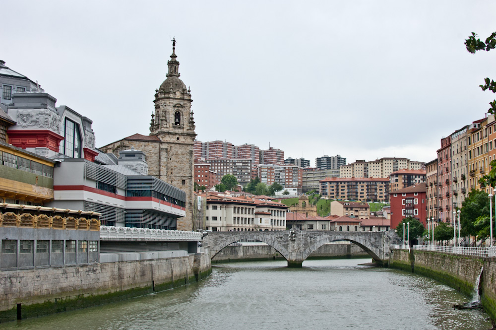 La iglesia y el puente de San Antón en Bilbao