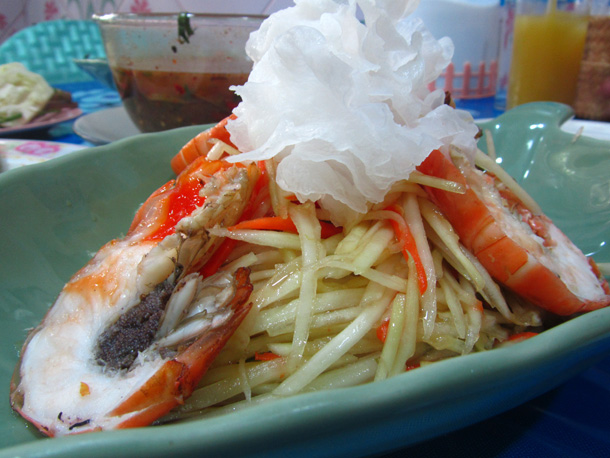 Papaya sald with grilled shrimp (som tam goong sot ส้มตำกุ้งสด)