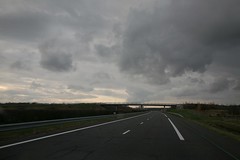 France, de Moulins à Paris : Autoroute et Paysages, une traversée du territoire : " bitume et nuages "