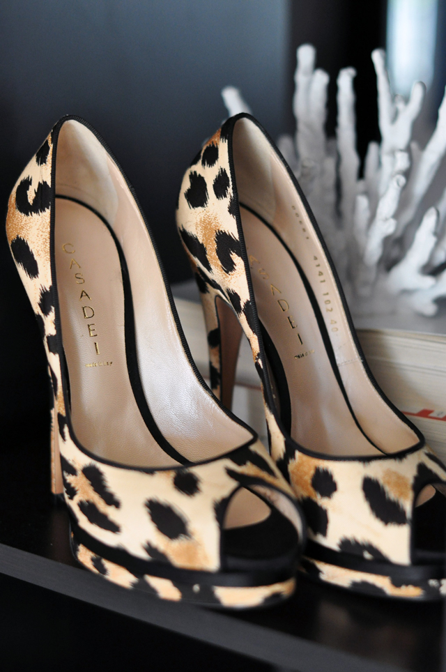 leopard print stilettos, sexy shoes, sexy heels, peep toe pumps, pretty shoes, photos of shoes, leopard print shoes, DSC_0205