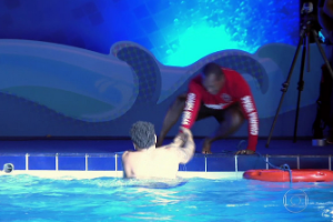 Sem saber nadar, Naldo estreia em quadro com apoio de boia e salva-vidas