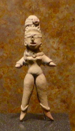 Figuras de mujeres aztecas y diosas.