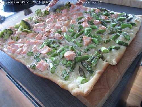 Pizza mit Broccoli, Lachs & Grünem Spargel aus E-Fertigteig