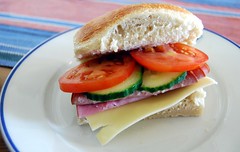 Anglų lietuvių žodynas. Žodis open-face sandwich reiškia open-face sumuštinis lietuviškai.