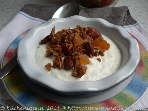 Joghurt mit Honig-Mandel-Knuspermüesli mit Aprikosen