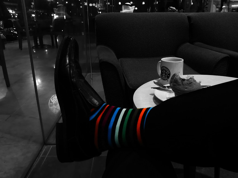 Colorful Socks at Starbucks Faisaliah<br/>© <a href="https://flickr.com/people/47831700@N07" target="_blank" rel="nofollow">47831700@N07</a> (<a href="https://flickr.com/photo.gne?id=5354283809" target="_blank" rel="nofollow">Flickr</a>)