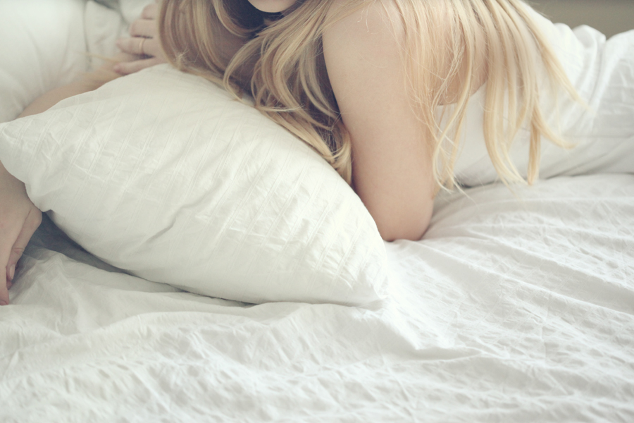 Полненьких в постели. Девушка блондинка на кровати. Блондинка на кровати со спины.