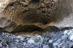 Ledová jeskyně v ledovci stará tisíce let.