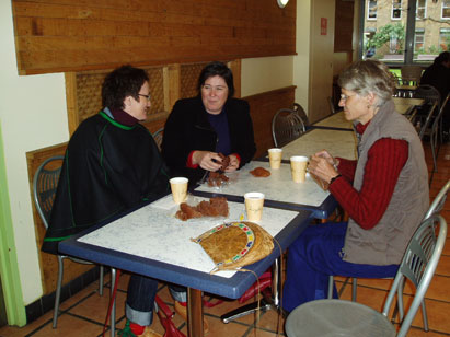 Eva, Klara Hansen (som skriver om Riddu Riđđu) og Jorun i en kaffepause under konferansen. 
