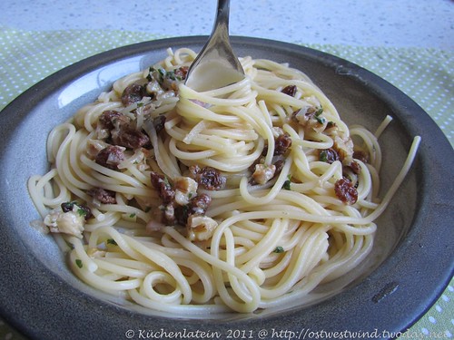 Spaghetti mit Walnüssen, Rosinen und Petersilie