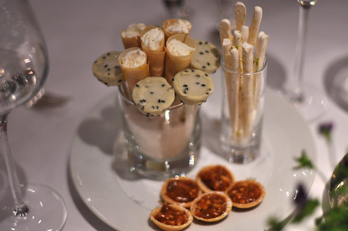 Restaurant Le Jardin des Sens: Småkager med karamel og jordnødder, marengsstænger, sprøde pandekager med flødeskum og slikkepinde af grøn te og sesam.