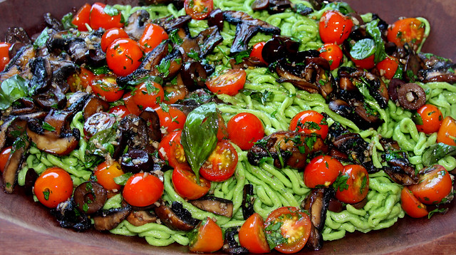 Fideos Verdes con Salsa del Mediterráneo