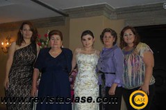 0026. Jazmín acompañada de Mirtha Cortez de Tueme, María Méndez de Tueme, Hilda Maya de Roux e Ivonne Roux de Flores, sus anfitrionas.