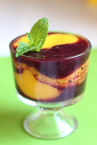 Mango-Berry Swirled Smoothies (Dairy Free) | smoothie recipes | mango recipes | blueberry recipes | strawberry recipes | perrysplate.com