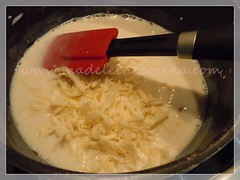 Agregando el queso a la salsa