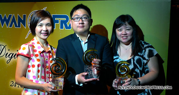 Me with two of my bosses, Kuan Fung and Guey Er with omy.sg's three trophies