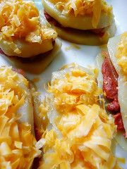 Patatas con sobrasada, queso y membrillo