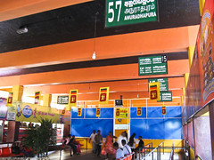 Внутри автобусной станции в Коломбо