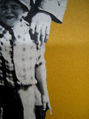 Alan Bennet, Una vita come le altre, Adelphi, 2010, [responsabilità grafica non indicata]; "In copertina: La famiglia Bennet al mare (1938)", cop. (part.), 2