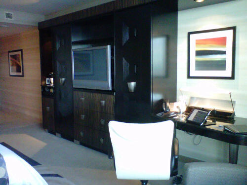 Motor City hotel - tv/desk