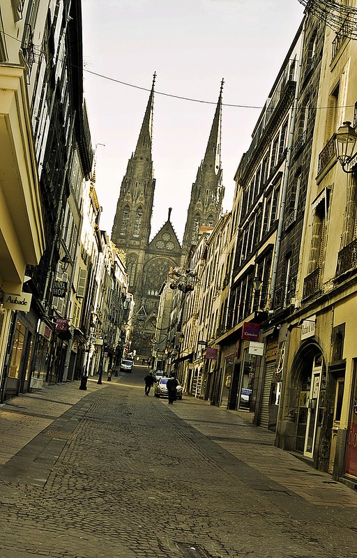 Clermont-Ferrand<br/>© <a href="https://flickr.com/people/48820115@N06" target="_blank" rel="nofollow">48820115@N06</a> (<a href="https://flickr.com/photo.gne?id=5366879782" target="_blank" rel="nofollow">Flickr</a>)