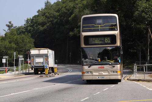 KMB bus on route 81 bound for Kowloon, arriving at the Shek Lei Pui Reservoir stop on Tai Po Road