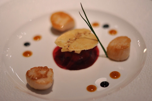 Restaurant Le Jardin des Sens: Kammuslinger med åben ravioli af rødbede, figen og selleri