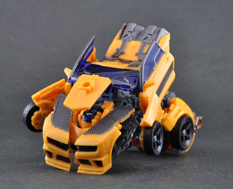 Transformer car. Машинка-трансформер Hasbro Bumblebee. Робот Бамблби трансформер игрушка. Бамблби гоночная машина трансформер игрушка. Бамблби Прайм машина.
