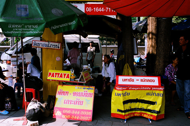 話說賣票的大嬸不會講英語，還是由隔壁去 Pattaya 的小姐幫忙翻譯的