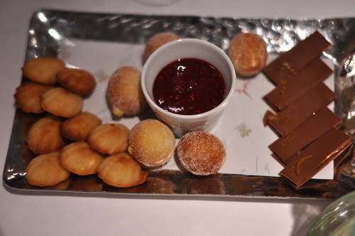 Restaurant Le Jardin des Sens: Madeleines, beignetkager med hindbærsauce og chokolade med citron