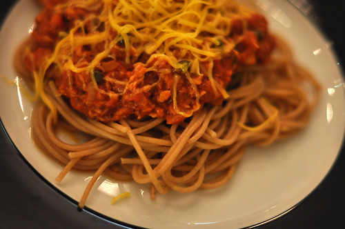 Spaghetti med tun, ansjoser, tomater og kapers