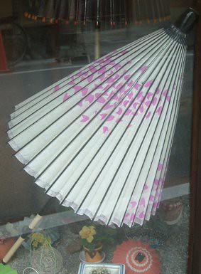 Paraguas en un escaparte del hanamachi de Gion Higashi, Kioto