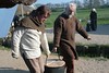 Christoph Wagner (NordischWerk) und Matthias Barkmann (Vikingr-Kontor) bringen die Suppe 1. Frühjahrsmarkt - Wikinger Museum Haithabu WHH 23-04-2011