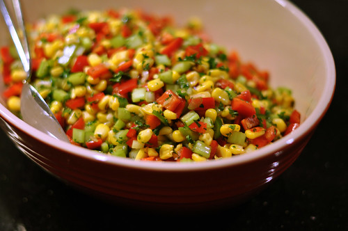 Salat af majs, peberfrugt, bladselleri og chili