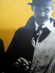 Alan Bennet, Una vita come le altre, Adelphi, 2010, [responsabilità grafica non indicata]; "In copertina: La famiglia Bennet al mare (1938)", cop. (part.), 4