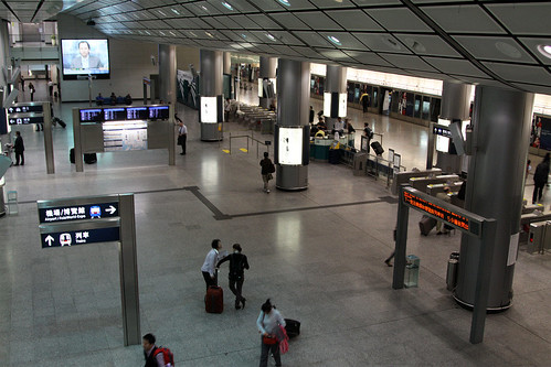 Airport Express platform at Hong Kong station