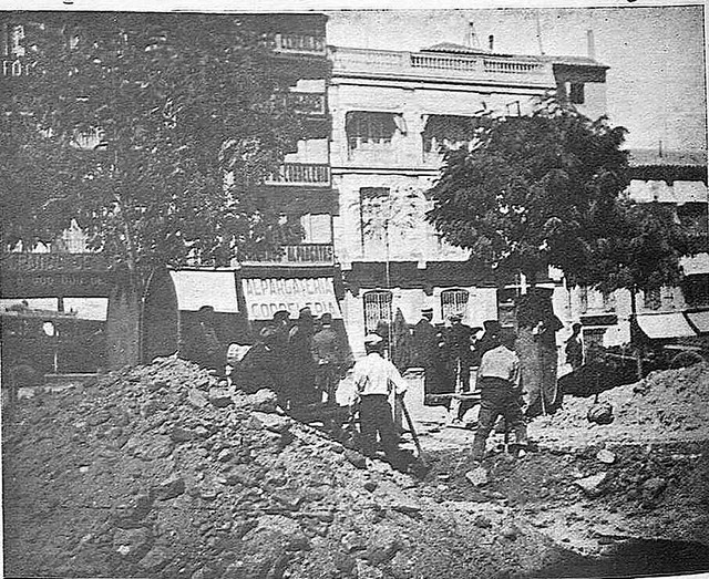 Obras en la Plaza de Zocodover en 1925. Fotografía publicada en octubre de ese año con motivo de un artículo sobre la polémica remodelación proyectada entonces. Revista Toledo