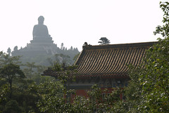 Boeddha in de achtergrond