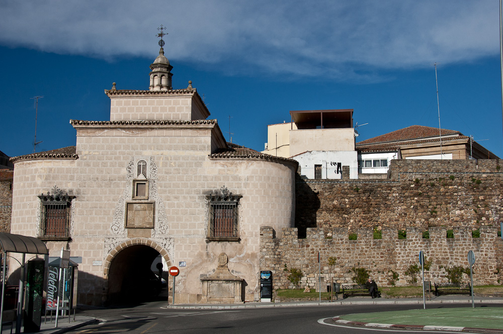 La Ermita de la Salud sobre la Puerta de Trujillo en Plasencia