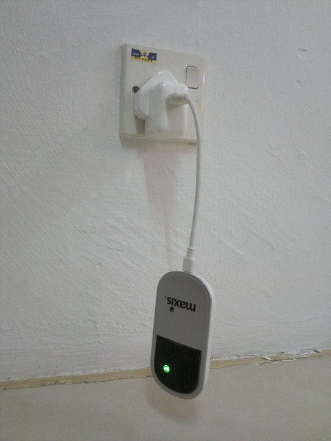 Maxis WiFi Modem is charging using Apple iPad charger